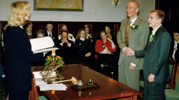 La Iglesia de Inglaterra aprueba bendecir a parejas homosexuales… pero no casarlas