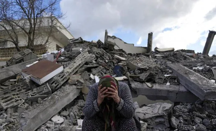 Suben a más de 5 mil las muertes por sismo en Turquía y Siria