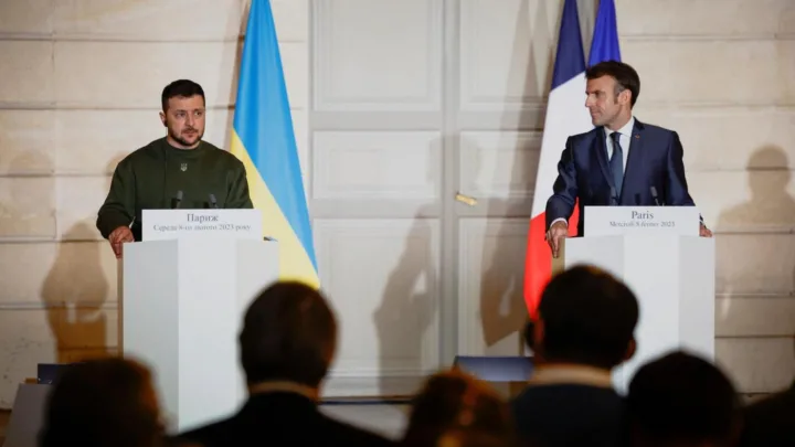 Macron asegura a Zelenski que acompañará a Ucrania hasta la victoria