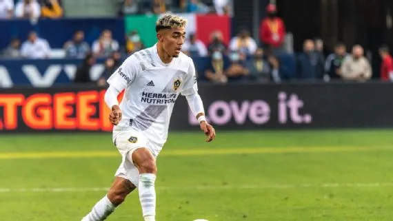Julián Araujo y el Barcelona, separados por 18 segundos
