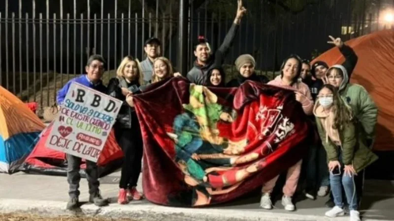 Fans de RBD acampan afuera del Estadio 3 de Marzo para conseguir boletos