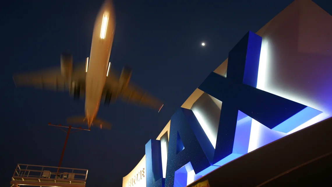 Apagón retrasa actividad en el Aeropuerto Internacional de Los Ángeles