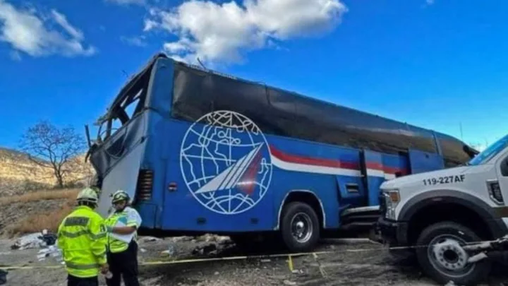 Mueren 17 migrantes en accidente de autobús en Puebla