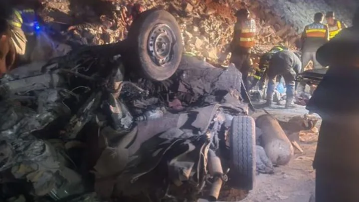 Mueren 17 en choque de autobús con camión en Pakistán