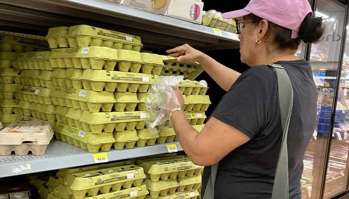 Estadounidenses cruzan a México a comprar huevo por su alto precio
