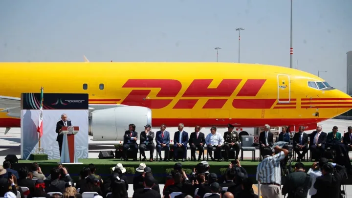 El AIFA recibe el primer vuelo de carga de la empresa DHL