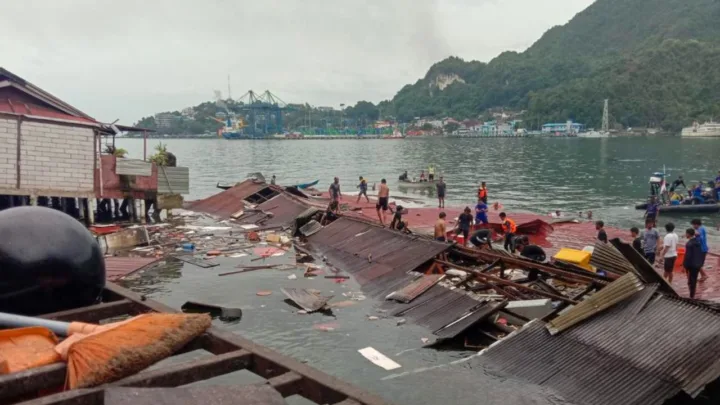 Sismo en Indonesia derrumba restaurante flotante; mueren cuatro personas