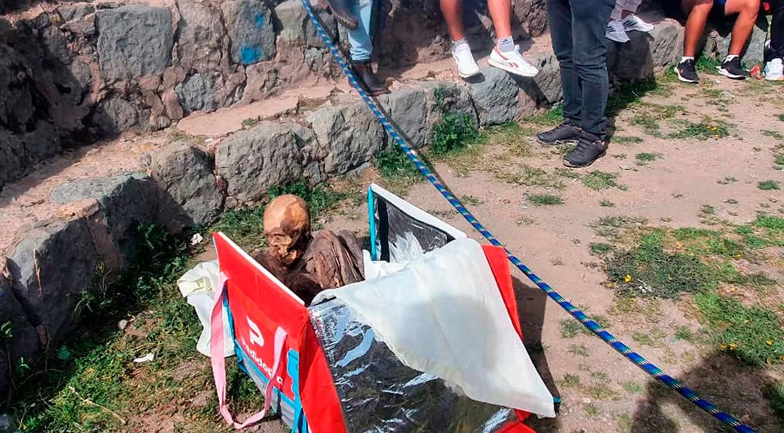 Hallan una momia prehispánica en mochila de repartidor de ‘delivery’ en Perú