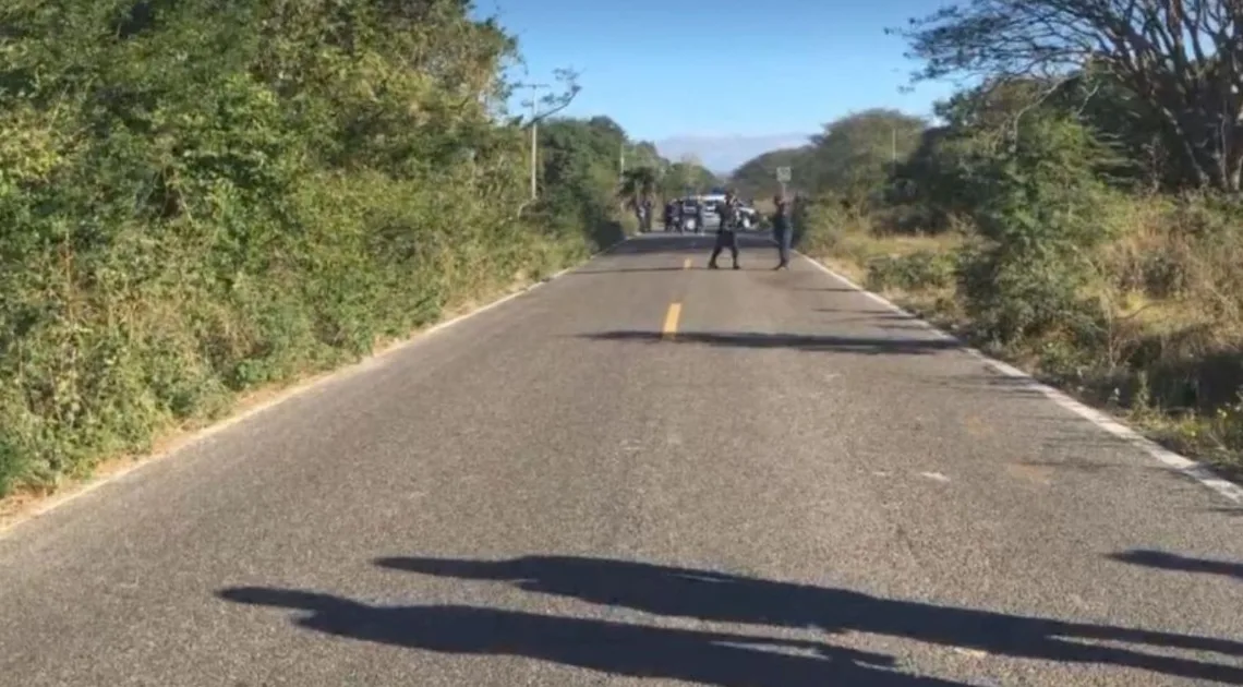 Hallan muertos en una carretera de Oaxaca a 2 hermanos de 7 y 9 años que vendían dulces