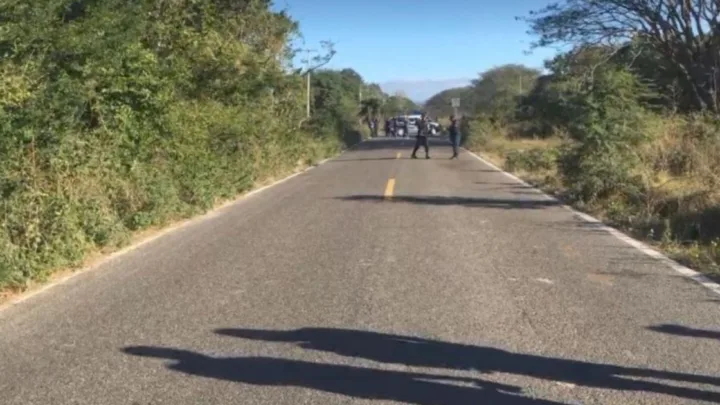 Hallan muertos en una carretera de Oaxaca a 2 hermanos de 7 y 9 años que vendían dulces