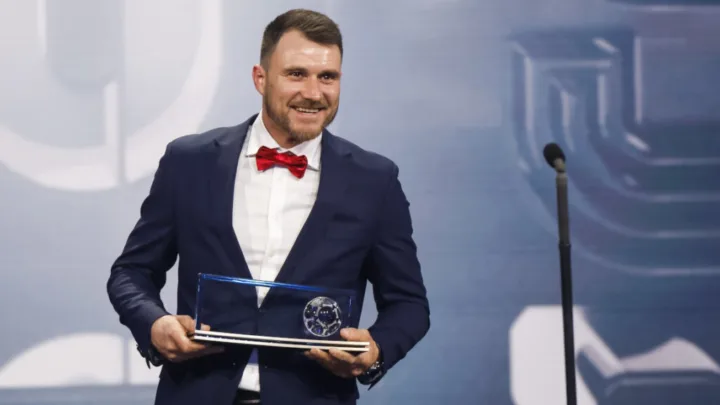 Macin Oleksy, premio Puskas por su gol con muletas