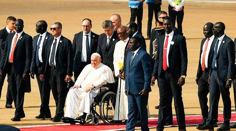 El Papa Francisco llega a Sudán del Sur, país destrozado por guerras y hambruna