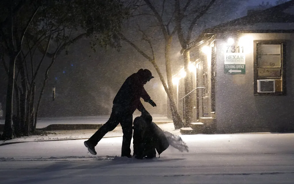 Tormenta invernal sepulta a varias regiones de EU y provoca cancelación de vuelos