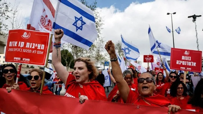 3 claves para entender las históricas protestas que sacuden a Israel y han puesto a Netanyahu contra las cuerdas
