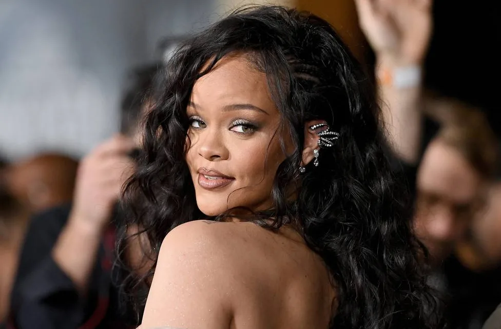 Policías acuden a casa de Rihanna por fan acosador que le pidió matrimonio