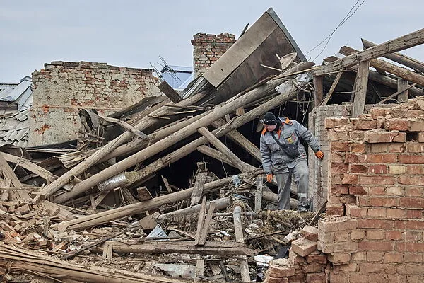 Nuevos ataques rusos en edificios de Ucrania dejan al menos ocho muertos