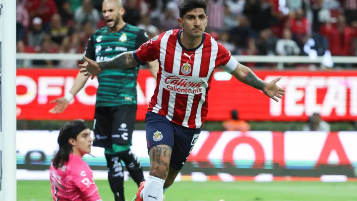 “Nene” Beltrán anota gol ante Santos y celebra al mero estilo de “Medio Metro”