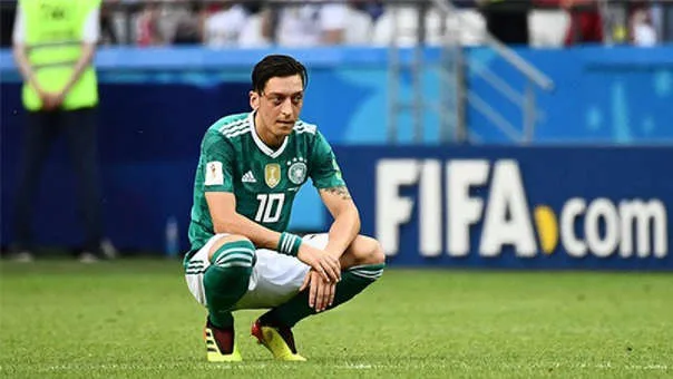 Se retira Mesut Özil, campéon del mundo con Alemania en Brasil 2014