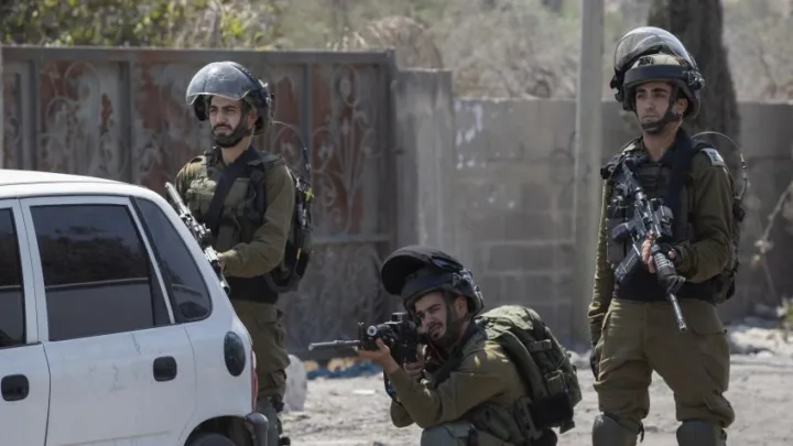 Ejército israelí mata a palestino y detiene a otros tres
