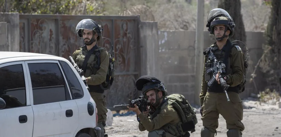Ejército israelí mata a palestino y detiene a otros tres