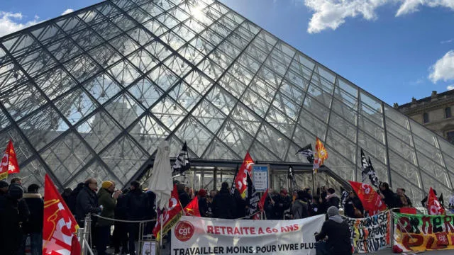 Bloquean el Museo del Louvre en protesta contra la reforma de pensiones