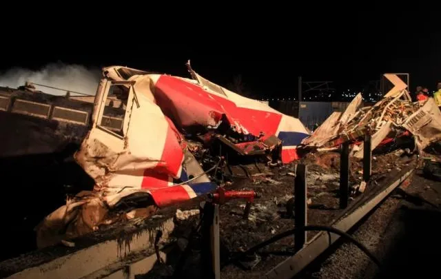Suben a 57 los muertos tras choque de trenes en Grecia, detallan forenses