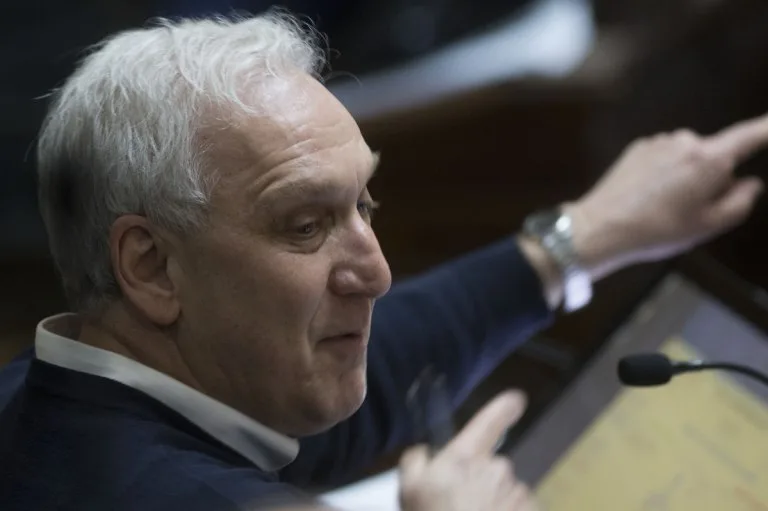 Retira Argentina a su embajador en Ecuador