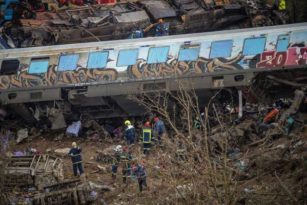 Comienza la entrega de restos recuperados tras choque de trenes en Grecia