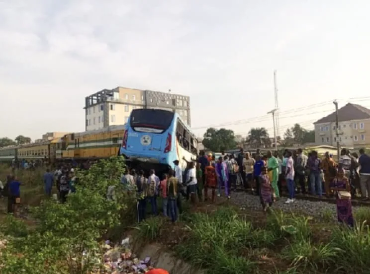 Al menos seis muertos y 84 heridos tras chocar un tren con un autobús en Nigeria