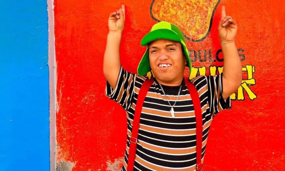 Medio Metro niega autógrafos a fans y solo les permite que se tomen foto 