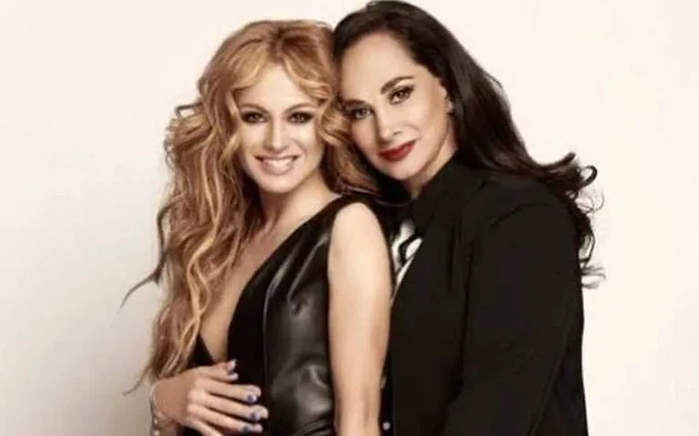 Paulina Rubio revela cómo se comunica con su madre, Susana Dosamantes, tras su muerte