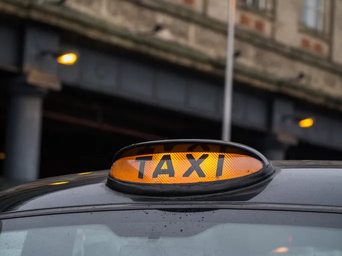¡Viral! Noquea oficial de tránsito con un gancho a taxista en Argentina