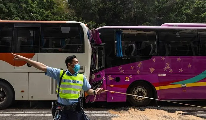 Choque entre cuatro autobuses y un camión deja 87 heridos en Hong Kong