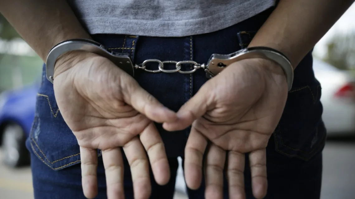 Vinculan a profesor por abuso a menores