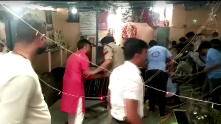 Derrumbe de estructura en templo de India mata a 11 personas