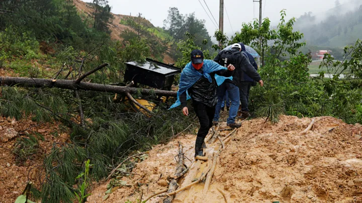 Fuerte alud en isla de Indonesia deja al menos 11 muertos