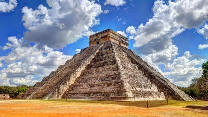 Miles viven en Chichén Itzá el descenso de Kukulcán y reciben la Primavera