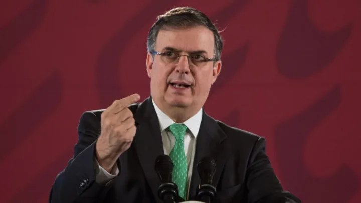 Ebrard recibe a John Kerry previo a su encuentro con López Obrador