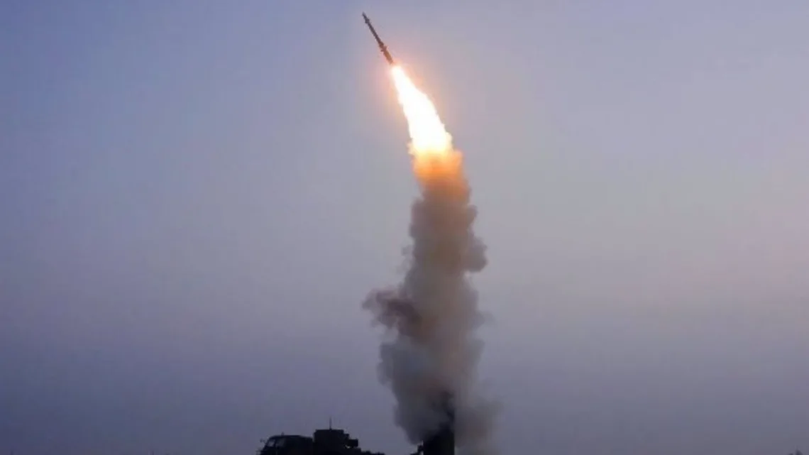 Corea del Norte lanza un misil balístico hacia el mar, reporta Seúl