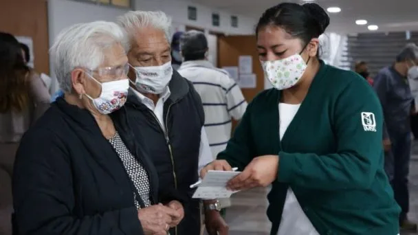 ¿Eres médico jubilado? Podrías trabajar en el IMSS y sin perder tu pensión