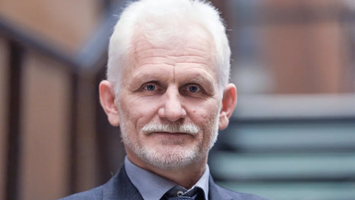 Sentencian al premio Nobel de la Paz, Alés Bialiatski, a 10 años de cárcel