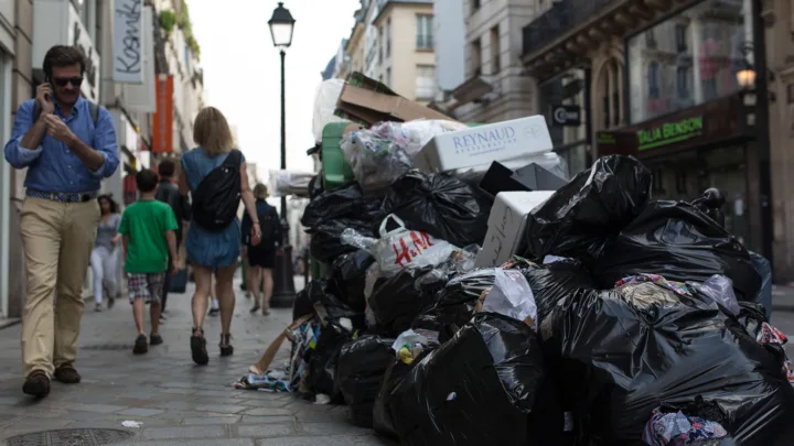 Crece la tensión política por la huelga de basureros en París