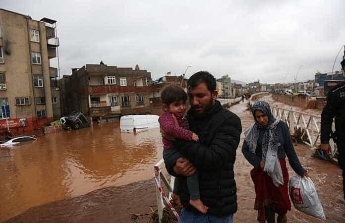 Suben a 18 los muertos por inundaciones en zona de terremoto en Turquía