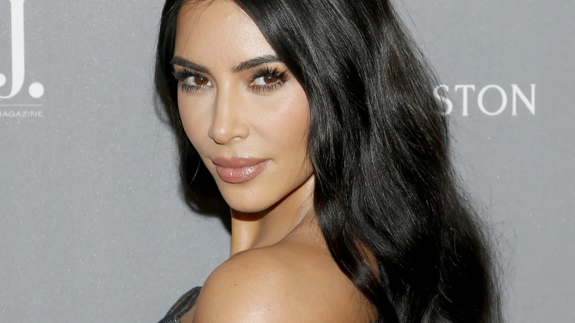 Kim Kardashian enciende las redes sociales con diminuto bikini 