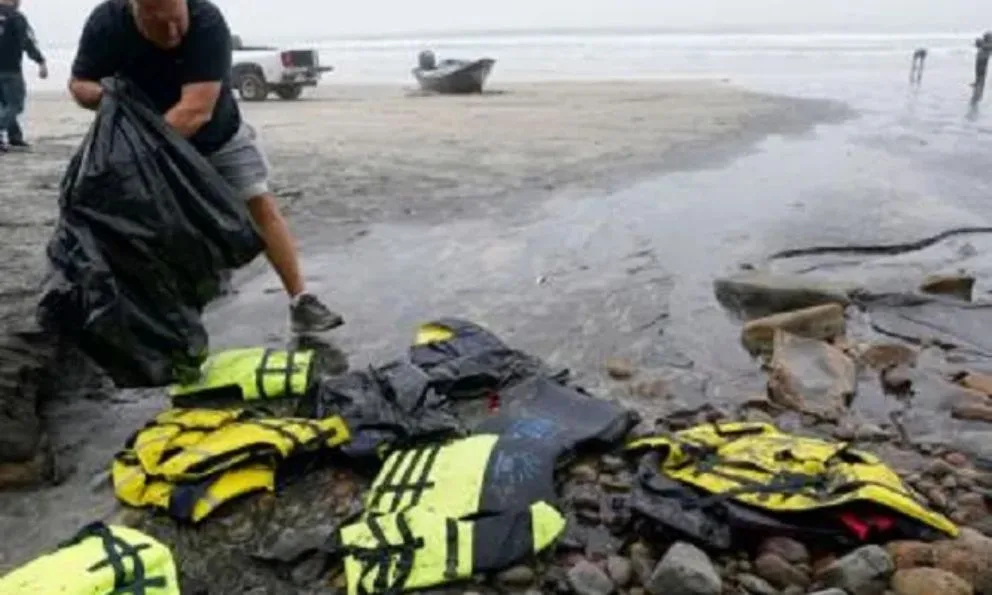 Mueren ocho migrantes al naufragar un bote frente a las costas de California