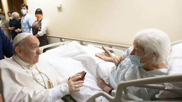 Previo a Semana Santa, el papa Francisco acude a un hospital para análisis