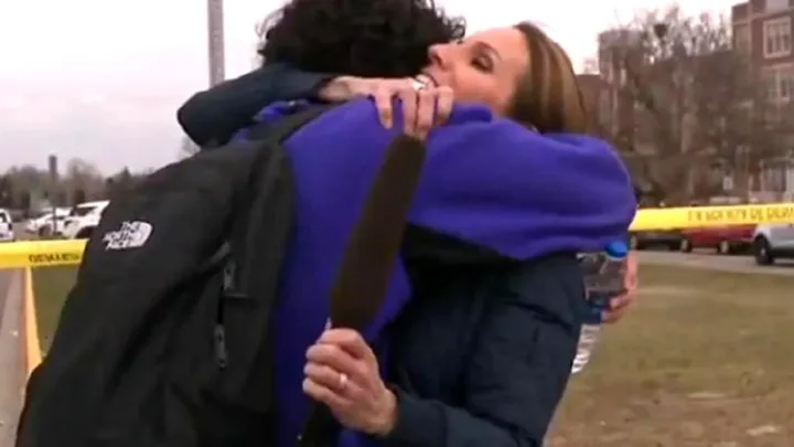 Periodista interrumpe transmisión para abrazar a su hijo tras tiroteo en su colegio 