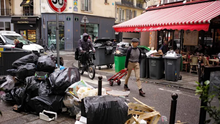 Basureros franceses amenazan con endurecer huelga si reforma de pensiones sigue