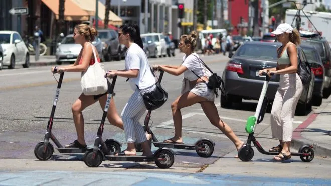 París vota a favor de prohibir los scooters en sus calles