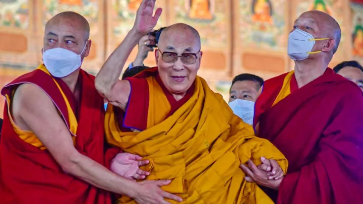 Reaparece el Dalai Lama en cumbre budista tras escándalo